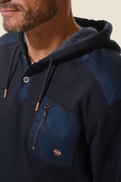 Sweat homme à capuche avec col boutonné et poche poitrine Marc
