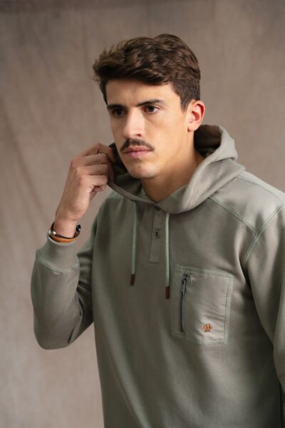 Sweat homme à capuche avec col boutonné et poche poitrine Marc