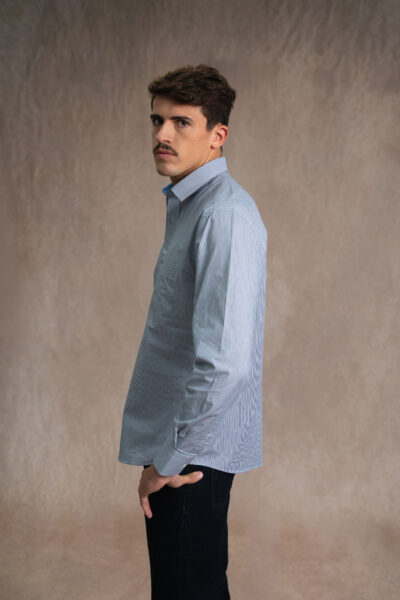 Chemise homme avec rayures fines verticales