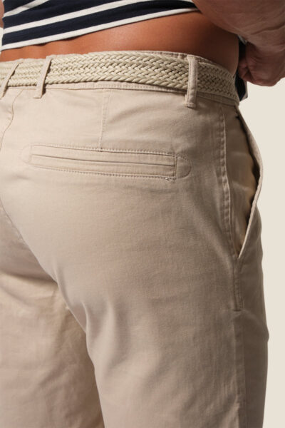 Bermuda homme dans tissu imprimé. Coupe droite. Ceinture avec passants, fermeture un bouton et une braguette Forest.