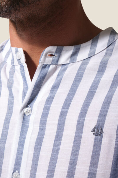 Chemise homme rayé Anatol. Coupe droite. Manches longues finition patte capucin et poignet.