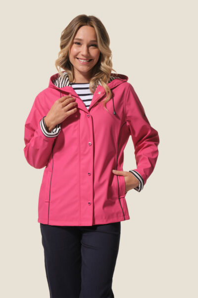 Ciré femme court. Coupe légèrement ajustée avec des découpes devant et des passepoils dans coloris contrastant Nadege