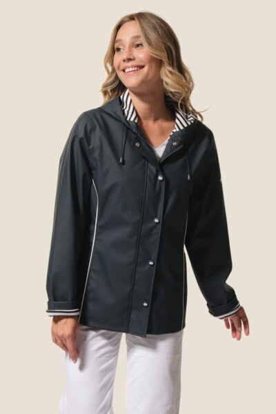 Ciré femme court. Coupe légèrement ajustée avec des découpes devant et des passepoils dans coloris contrastant Nadege