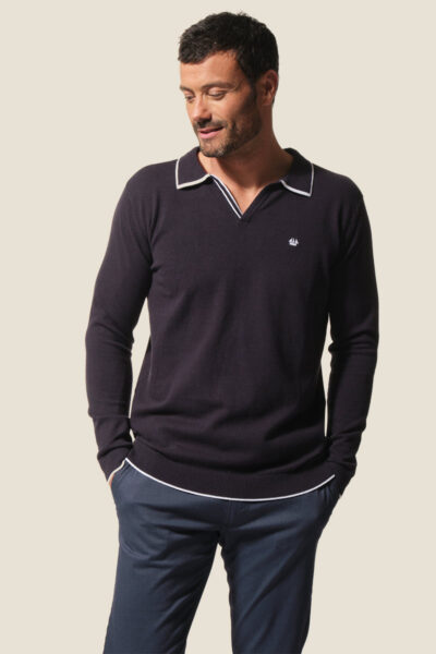 Pull homme coupe droite resserré sur le bas avec un bord cote Floride.