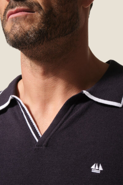 Pull homme coupe droite resserré sur le bas avec un bord cote Floride.