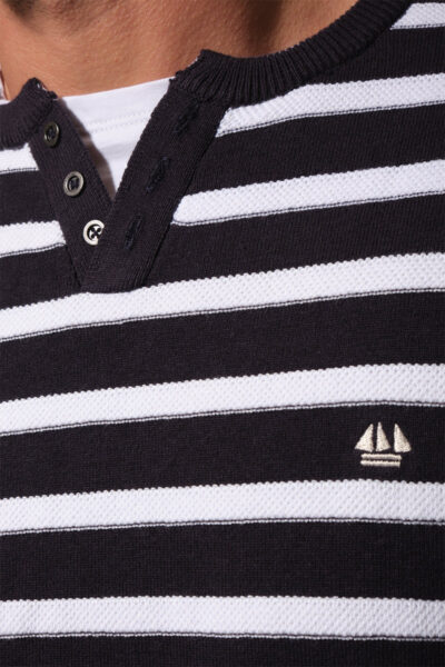 Pull homme coupe droite resserré sur le bas avec un bord cote Garcia.