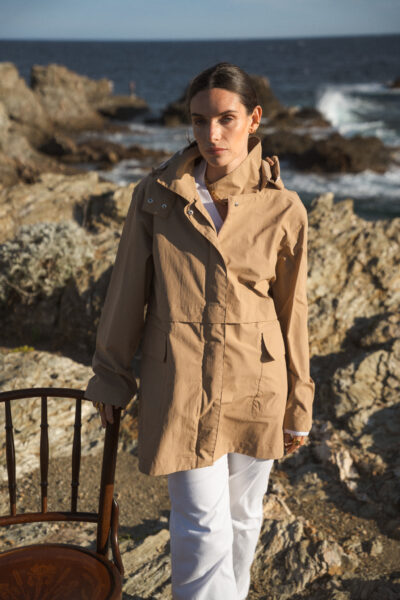 Coupe-vent mi-long femme en ripstop, non doublé. Coupe droite Riley.