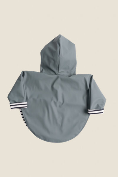 Cape imperméable bébé avec pressions sur les côtés et doublure en jersey rayée Averse. Animation sur le devant.