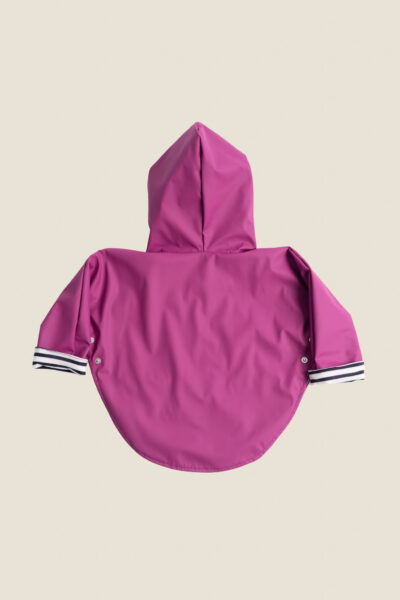 Cape imperméable bébé avec pressions sur les côtés et doublure en jersey rayée Averse. Animation sur le devant.
