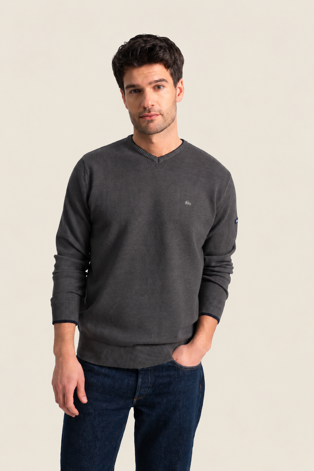Pull homme col V broderie bateau